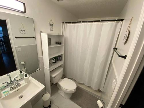 Home away from home close to parks - Pet Friendly photo 8