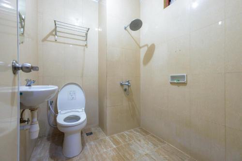 Kylpyhuone majoituspaikassa Urbanview Hotel Pasah Asi Gubeng by RedDoorz