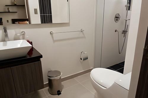 uma casa de banho com um WC branco e um lavatório. em 304 Moderno Aparta-Suite en Versalles Tipo Loft - Cali Tower Suites & Lofts em Cali