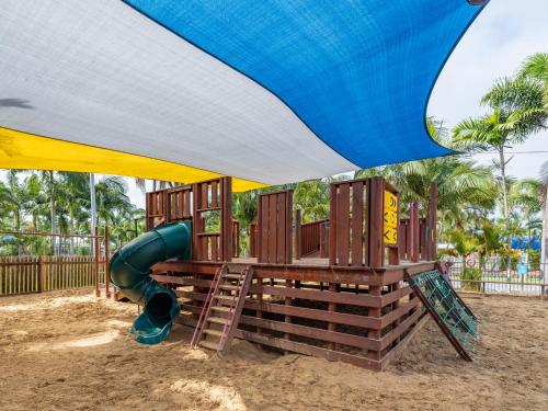 un parque infantil con un tobogán en la arena en NRMA Capricorn Yeppoon Holiday Park, en Yeppoon