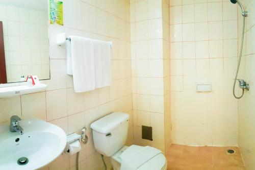 bagno con servizi igienici bianchi e lavandino di Eastiny Bella Vista Hotel a Centro di Pattaya