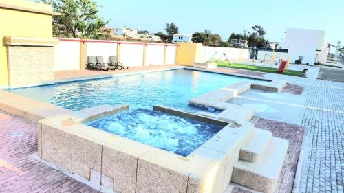 una piscina con bañera de hidromasaje en la parte superior de una casa en Suite con Vista al Mar, Piscinas, Jacuzzi, Wifi, en Playas