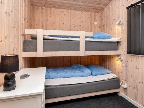 Двох'ярусне ліжко або двоярусні ліжка в номері Holiday home Thyholm XXXI