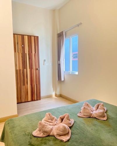 เตียงในห้องที่ private room with share bathroom at Little wild house Khaosok