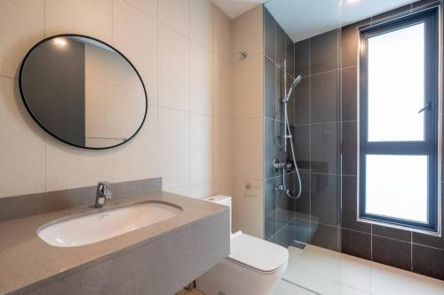 uma casa de banho com um lavatório, um espelho e um WC. em Twinkle Star Kids Room 10pax MyTown IKEA TRX em Kuala Lumpur