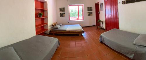 una camera con due letti e un tavolo di Hacienda la Chocha a San Rafael