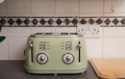 einem grünen Toaster, der auf einer Theke in einer Küche sitzt in der Unterkunft The Green Lodge (Bush Hill Park) in Enfield