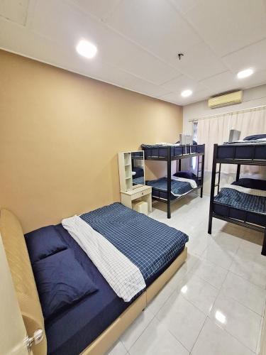 Poschodová posteľ alebo postele v izbe v ubytovaní 23 Sri Kluang HomeStay - Up to 15pax