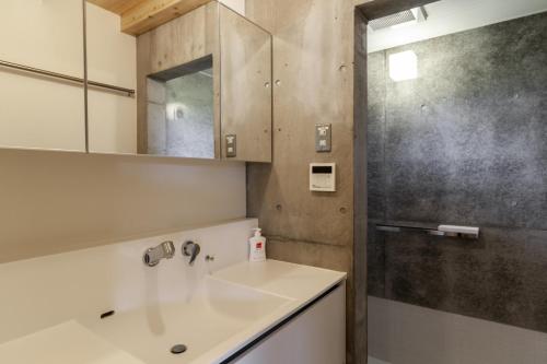 a bathroom with a sink and a shower at Oase Akaishi - Vacation STAY 69684v in Ibaruma
