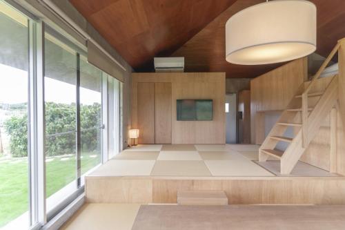Zimmer mit einer Treppe und einem großen Fenster in der Unterkunft Oase Akaishi - Vacation STAY 69684v in Ibaruma