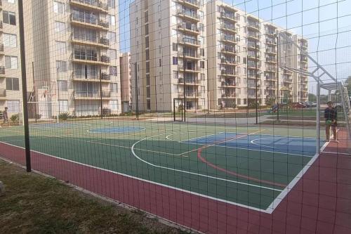 Apartamento vacacional, Ricaurte في ريكورت: ملعب تنس فيه شخصين واقفين عليه