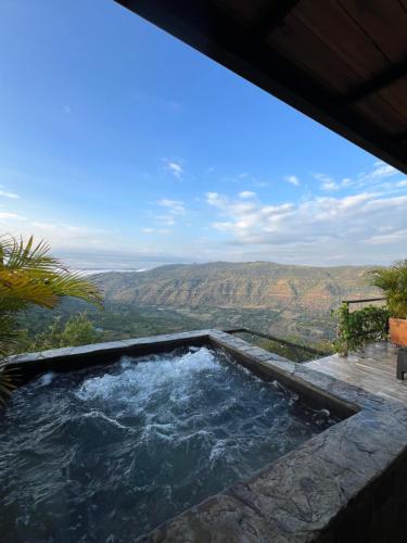 una piscina profunda con vistas a las montañas en Arrayán Glamping, en San Gil