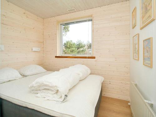 sypialnia z 2 łóżkami w pokoju z oknem w obiekcie Holiday home Holbæk III w mieście Holbæk