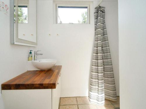 łazienka z umywalką, lustrem i oknem w obiekcie Holiday home Holbæk III w mieście Holbæk