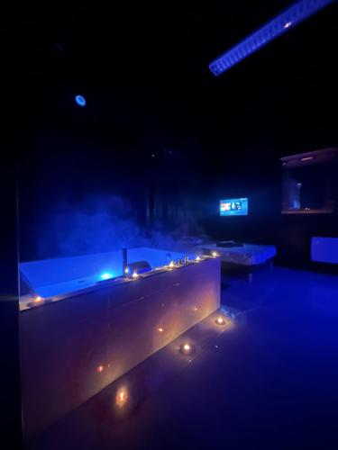 una camera con vasca da bagno con luci al buio di Suite jacuzzi fumeur a Tourcoing