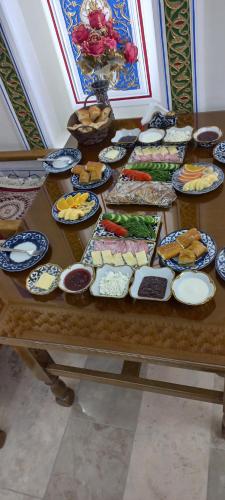 Hotel Zarhal في بوكسورو: طاولة عليها العديد من أطباق الطعام