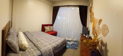 a bedroom with a bed and a window at Omah kayu bromo in Ngadisari