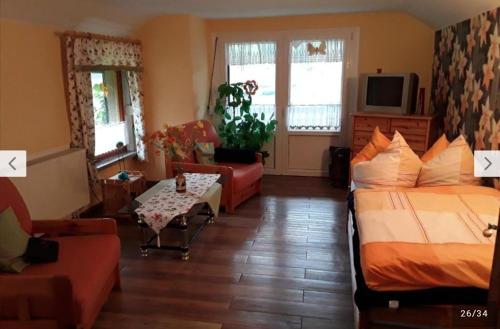 um quarto com 2 camas e uma sala de estar em Kleines Haus am Wald em Rohrbach