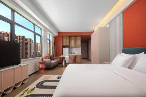 佳木斯的住宿－佳木斯万达锦寓公寓酒店，酒店客房设有一张大床和一台电视。