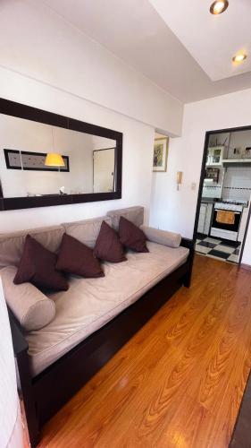 un sofá en una sala de estar con almohadas en La Plata Housing I en La Plata