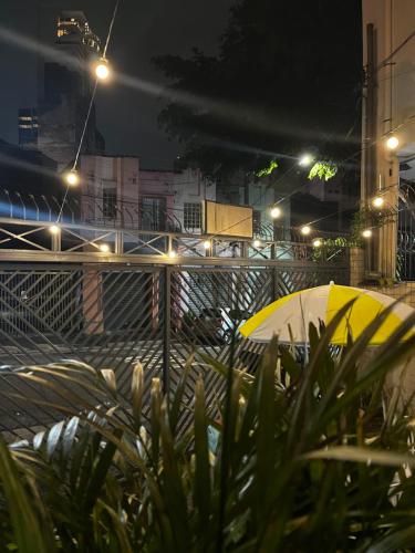 - Vistas a la ciudad por la noche con luces en Center Hostel Sp, en São Paulo