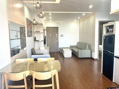 ein Wohnzimmer mit einem Glastisch und einem Sofa in der Unterkunft Nha Trang Ocean View Apartment in Nha Trang