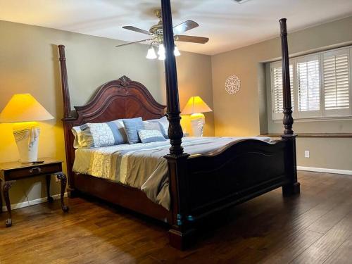 A bed or beds in a room at Casa Rio spacious 3 bd/ 3.5 bath near airport