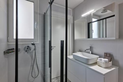 Sunny and Comfy 2bd Apt in Kolonaki