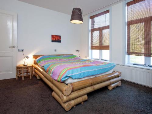 アルクマールにあるHoliday home in the centre of Alkmaarの窓付きのベッドルーム1室(木製ベッド1台付)