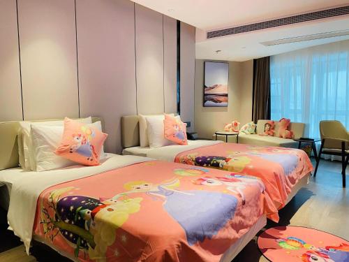 een hotelkamer met 2 bedden en kleurrijke dekens bij Atour Hotel Zhaoqing Qixingyan in Zhaoqing