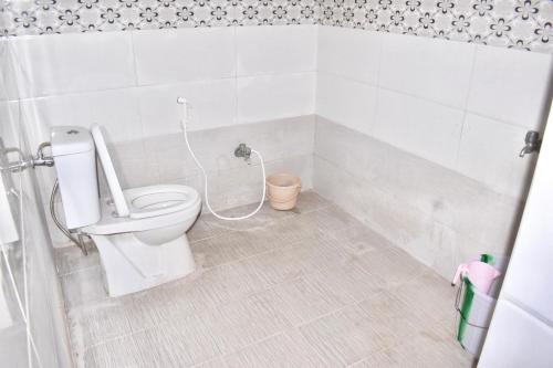 Sri Annamalaiyar Guest House في تيروفانمالي: حمام مع مرحاض ودش