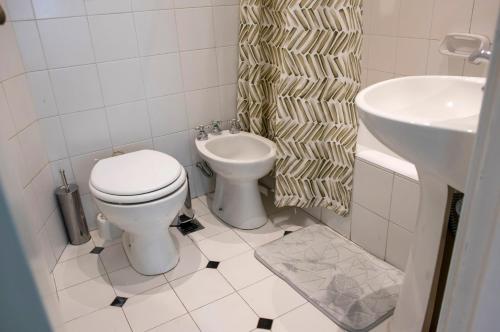 y baño con aseo y lavamanos. en Fliphaus Arenales 1100 B - Loft In Recoleta en Buenos Aires