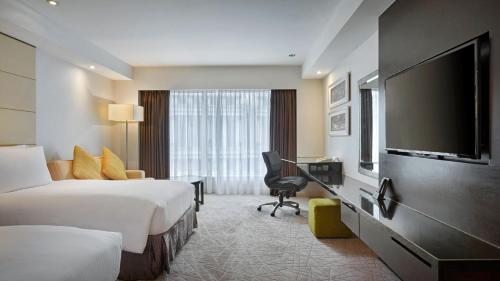吉隆坡的住宿－吉隆坡洲際酒店，酒店客房设有两张床和一台平面电视。
