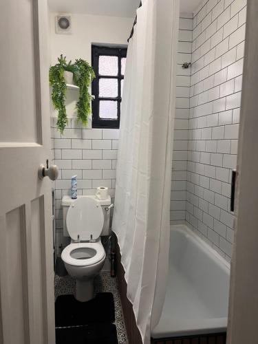 een badkamer met een toilet en een bad bij Edgware Road Apartment in Londen