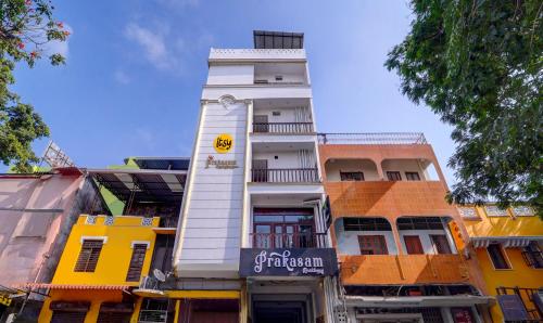 un edificio blanco alto con un letrero. en Itsy By Treebo - Prakasam Residency With Roadside View, en Pondicherry