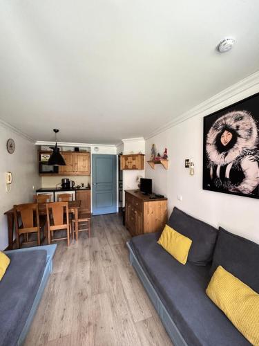 un salon avec un canapé et une cuisine dans l'établissement Résidence La Marelle et Le Rami - maeva Home - 2 Pièces 5 Personnes Confort MAE-0757, à La Plagne Tarentaise