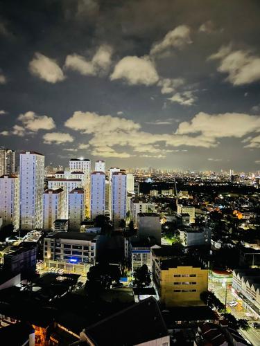 vistas a una ciudad con edificios altos en Urban Deca Tower EDSA en Manila