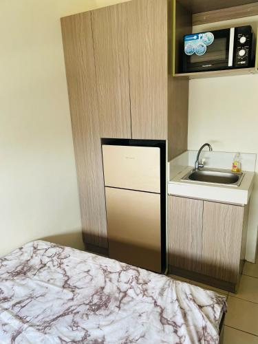 a small kitchen with a sink and a counter at Urban Deca Tower EDSA in Manila