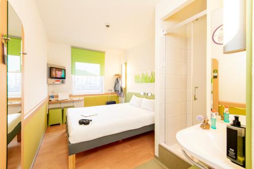 a hospital room with a bed and a sink at ibis budget Krakow Stare Miasto in Kraków
