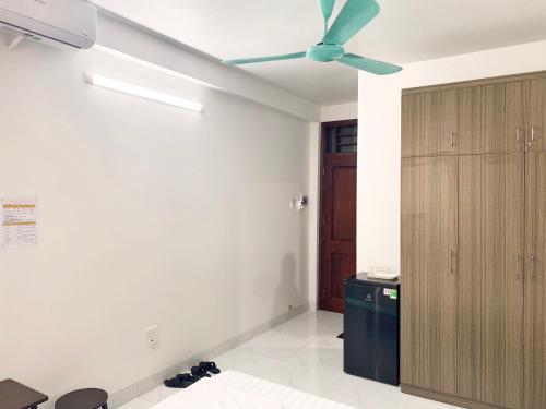 a living room with a ceiling fan and a closet at GRAD Minh Trang Motel in Hanoi