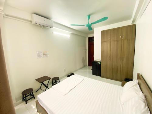 a bedroom with a bed and a ceiling fan at GRAD Minh Trang Motel in Hanoi
