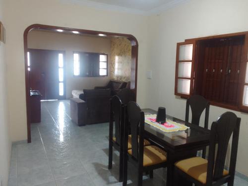 uma sala de estar com uma mesa e um sofá em Casa espaçosa no Bethânia em Ipatinga