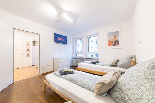 1 Schlafzimmer mit 2 Betten und einem Fenster in der Unterkunft #1 Monteurzimmer Heilbronn/Ludwigsburg/Backnang in Beilstein