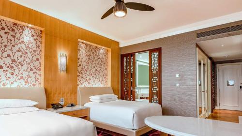 um quarto de hotel com duas camas e uma mesa em InterContinental Grand Ho Tram em Ho Tram