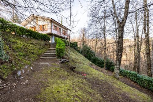 een huis aan de zijkant van een heuvel met trappen bij Comfortable Home Vittoria Among Greenery - Happy Rentals in Marliana