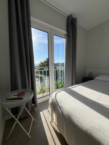 ein Schlafzimmer mit einem Bett und einem großen Fenster in der Unterkunft Batoca by Burra Velha - Private House in Celorico de Basto