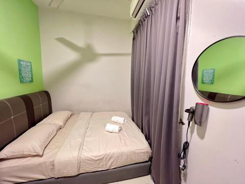 Dormitorio con cama con sombra en la pared en RiverView 8PAX 2BR in KBtown Wi-Fi, A-6-5, en Kota Bharu