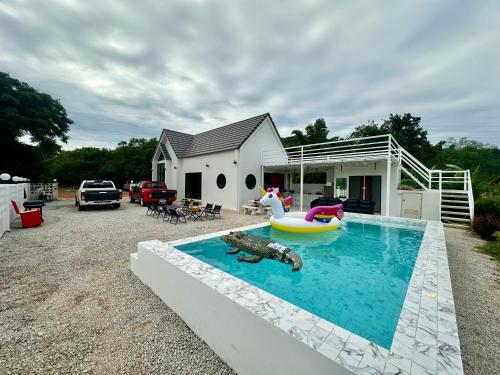 a pool with a turtle and a boat in a yard at Ksบ้านพักสัตหีบชลบุรี in Sattahip