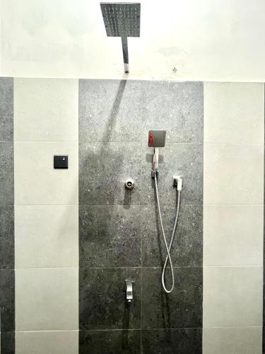 un bagno con doccia e tubo di The Window a Matara