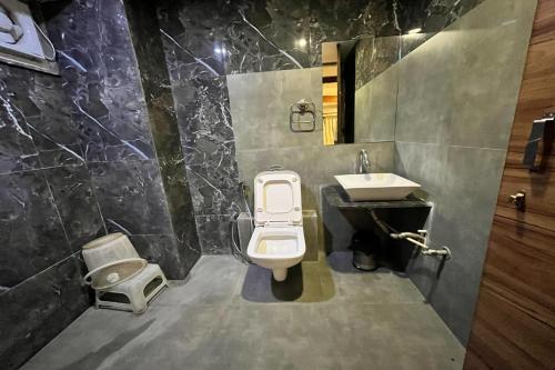 Hotel Om Balajiにあるバスルーム